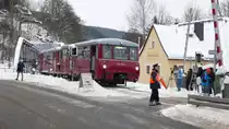 Ferkeltaxi-Sonderzug �berquert die Fl�habr�cke in Olbernhau-Gr�nthal, der Bahn�bergang wird mit zwei Posten gesichert. Sonderfahrt der Interessengemeinschaft Ferkeltaxi e.V. am 05.12.2010 auf der Fl�hatalbahn von Chemnitz nach Neuhausen im Erzgebirge. Es war die erste �ffentliche Zugfahrt auf dem Streckenabschnitt Olbernhau-Gr�nthal - Neuhausen seit Einstellung des Personenverkehrs im Mai 2001. Der Zug bestand aus den Tw/Bw 172 171-1, 972 760-3 und 172 132-3.