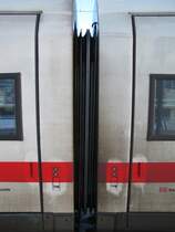 Zwischenbereich des ICE 1105 von Hamburg Altona nach Berlin S�dkreuz, ehemaliger Metropolitan-Express-Train (MET) (04.12.2010)