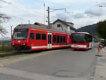 CJ - Triebwagen ABe 2/6 632 neben CJ Autobus in Glovelier am 30.10.2010