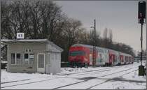 Ein Wiesel  CityShuttle  aus Bregenz erreicht den Schrankenposten 48 bei Lindau. (02.12.2010)