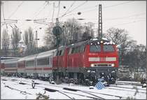 218 487-7 und 218 495-0 mit IC118 nach M�nster/Westf. verlassen die Insel Lindau. Was bedeutet das blaue Signal vor der Lok? (02.12.2010