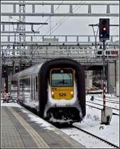 Die verschneite Gumminase 520 verl�sst am 05.12.2010 den Bahnhof von Luxemburg Stadt in Richtung Bruxelles Midi. (Jeanny)