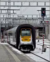 Die verschneite Gumminase 520 verl�sst am 05.12.2010 den Bahnhof von Luxemburg Stadt in Richtung Bruxelles Midi. (Jeanny)
