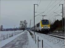 Der IR 115 Liers-Luxembourg mit der leicht verschneiten 3015 f�hrt am 05.12.2010 in der N�he von Lintgen an mir vorbei. (Hans)