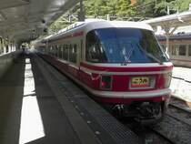 Series 30000 Zug der Nankai Gesellschaft als Limited Express  Koya  im Bahnhof von Gokurakubashi vor der Abfahrt nach Osaka. Dieser Zug ist als Limited Express reservierungspflichtig und bringt vor allem Touristen von Osaka zum Berg Koya und wieder zur�ck.