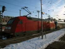 Um 13:52 Uhr wartet abfahrbereit der als regul�r fahrende ICE 1105 des ehem. Metropolitan in Hamburg-Altona in Richtung Berlin S�dkreuz und wird die Endstation mit 10 Min. Versp�tung um 16:05 (15:55) erreichen. Der 11-teilige Zug besteht aus sechs Apmz, vier Apmkz und einem Apmbzf sowie zwei 101 (04.12.2010).