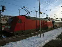 Um 13:52 Uhr wartet abfahrbereit der als regul�r fahrende ICE 1105 des ehem. Metropolitan in Hamburg-Altona in Richtung Berlin S�dkreuz und wird die Endstation mit 10 Min. Versp�tung um 16:05 (15:55) erreichen. Der 11-teilige Zug besteht aus sechs Apmz, vier Apmkz und einem Apmbzf sowie zwei 101 (04.12.2010).