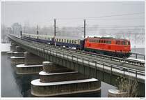 2143.35 mit dem SDZ E16356 von M�dling nach Kadolz-Mailberg (Adventmakrt in Hadres); hier bei der Querung der Donau in Wien; 5.12.2020.