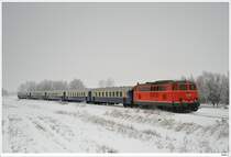 2143.35 mit dem SDZ E16356 von M�dling nach Kadolz-Mailberg (Adventmakrt in Hadres); hier zw. Zellerndorf und Watzelsdorf; 5.12.2020.