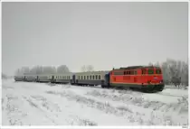 2143.35 mit dem SDZ E16356 von M�dling nach Kadolz-Mailberg (Adventmakrt in Hadres); hier zw. Zellerndorf und Watzelsdorf; 5.12.2020.