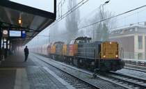 Die DB Raillion 6468 und 6455 ziehen die Falns-wagen von Beverwijk nach K�ln Gremberg, hier bei Durchfahrt von Bf Haarlem am 07.12 2010.
