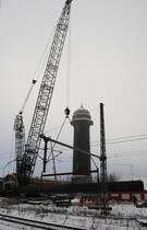 Bei laufendem Zugbetrieb werden hier am 07.12.2010 die Br�ckenteile f�r die S-Bahn Ring Bahn Br�cke montiert.