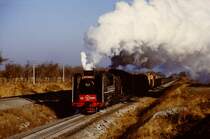 JS 5886 im Herbst 1984 als Vorspann in einer Steigung in der N�he von Harbin.