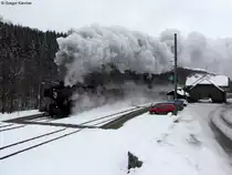 05.12.2010: Die 52 740-8 (eigentlich 50 2740) f�hrt mit Ihrem sieben Wagen langen Nikolaussonderzug nach Bad Herrenalb hinauf. Hier schnauft sie mit Ihrer Fuhre durch den Bahnhof Marxzell.