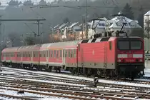 Die 143 925-6 steht mit einem RB81 Ersatzpark agestellt in Koblenz HBF am 04.12.2010