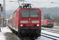 Die 143 107 f�hrt mit der RB aus Wiesbaden neben 143 971-0 in die Trabbi Hochburg Koblenz HBF ein am 04.12.2010
