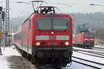Die 143 107 f�hrt mit der RB aus Wiesbaden neben 143 971-0 in die Trabbi Hochburg Koblenz HBF ein am 04.12.2010
