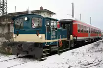 Die 333 068-5 steht mit einem Bn Silberling bei der Rangierarbeit im Bw Koblenz L�tzel beim Nikolausfest am 05.12.2010