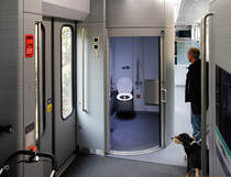 RhB-Allegra ABe 8/12: ger�umige, behindertengerechte Toilette im Zwischenwagen Bi. W�hrend der Fahrt kurz vor Bernina Hospiz, 10. Okt. 2010, 13:09