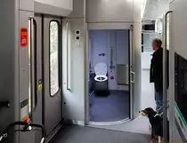 RhB-Allegra ABe 8/12: ger�umige, behindertengerechte Toilette im Zwischenwagen Bi. W�hrend der Fahrt kurz vor Bernina Hospiz, 10. Okt. 2010, 13:09