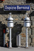 Bahnhofstafel und Glocken im Bahnhof Bernina-Hospiz, 15. Okt. 2010, 12:59