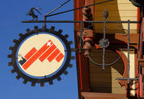 BRB-Talstation Brienz. Brienz Rothorn Bahn-Logo in Tafel mit Zahnradform am Giebel des historischen Geb�udes, 29. Okt. 2010, 09:24