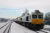 247 044-1 durchfuhr am 07.12.10 mit einem Kesselzug zum Wackerwerk Burghausen den Bahnhof T��ling.