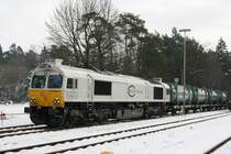 Im Bahnhof von Kastl beschleunigt 247 049-0 einen M�llzug Richtung M�hldorf (07.12.10).