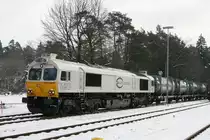 Im Bahnhof von Kastl beschleunigt 247 049-0 einen M�llzug Richtung M�hldorf (07.12.10).