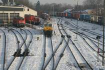 Von der Fu�g�ngerbr�cke im Bahnhof von M�hldorf konnte 247 055-7 am 07.12.10 fotografiert werden. Rechts neben ihr das  Wacker-Shuttle  nach Burghausen.