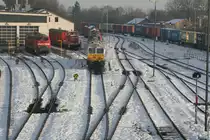 Von der Fu�g�ngerbr�cke im Bahnhof von M�hldorf konnte 247 055-7 am 07.12.10 fotografiert werden. Rechts neben ihr das  Wacker-Shuttle  nach Burghausen.