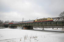 103 245 am 04.12.10 mit DZ 13087 nach Innsbruck auf der Braunauerbr�cke in M�nchen