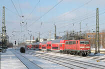 111 044 am 04.12.10 mit der RE nach Salzburg am Heimeranplatz