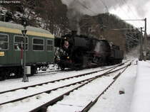 05.12.2010: 52 740-8 (eigentlich 50 2740) kuppelt nun mit Kessel voran an das hintere Zugende an. Nach dem Ankuppeln muss die Lok den Zug noch einige Meter nach vorn rangieren, damit die Ausfahrt in Bad Herrenalb wieder frei ist.