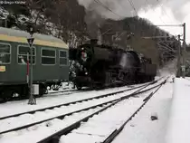 05.12.2010: 52 740-8 (eigentlich 50 2740) kuppelt nun mit Kessel voran an das hintere Zugende an. Nach dem Ankuppeln muss die Lok den Zug noch einige Meter nach vorn rangieren, damit die Ausfahrt in Bad Herrenalb wieder frei ist.