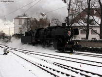 05.12.2010: Die morgendliche Leistung des Nikolaussonderzuges von Ettlingen nach Bad Herrenalb und zur�ck ist vollzogen. Jetzt rangiert 52 740-8 (eigentlich 50 2740) in Ettlingen Stadt an das andere Zugende um dann nochmal am Nachmittag mit Ihrem Zug nach Bad Herrenalb hochzuschnaufen. Das Bild habe ich von der Stra�e gemacht, ich stand nicht im Gleisbereich.