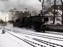 05.12.2010: Die morgendliche Leistung des Nikolaussonderzuges von Ettlingen nach Bad Herrenalb und zur�ck ist vollzogen. Jetzt rangiert 52 740-8 (eigentlich 50 2740) in Ettlingen Stadt an das andere Zugende um dann nochmal am Nachmittag mit Ihrem Zug nach Bad Herrenalb hochzuschnaufen. Das Bild habe ich von der Stra�e gemacht, ich stand nicht im Gleisbereich.