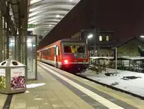 628 424 steht am 7. Dezember 2010 als Regionalbahn von Kronach nach Neuenmarkt-Wirsberg auf Gleis 1 in Lichtenfels.