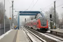 Hier verl�sst die RE1 (RE 38077) nach Frankfurt(Oder) den Bahnhof Erkner. Gezogen hat die 112 103. 07.12.2010