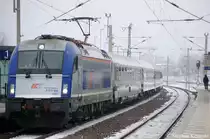 5 370 008 der PKP mit dem EC 45 nach Warszawa Wschodnia bei der Durchfahrt durch den Bahnhof Erkner. 07.12.2010