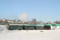 Winterdampf pur im oberen Abschnitt der Wei�eritztalbahn. 99 746 hat am 27.11.10 den Bahnhof Obercarsdorf fast erreicht. 

