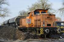 der Anblick fast wie zu DR-Zeiten in der Hafenkurve am B� Bahnhofstr. / Bahnweg, eine 106, hier aber WFL Lok 1 [345 259], Stralsund am 27.11.2010
