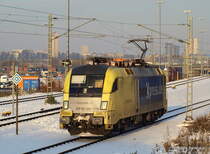 ES 64 U2-016 boxXpress poltert als Lz aus dem CT Waltershof in die Abstellgruppe zum Rbf Alte-S�derelbe. Aufgenommen am 4.12.10.