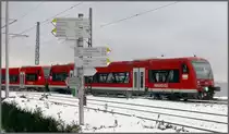 Nicht nur die Bahn geht bei Lindau in alle Himmelsrichtungen, sondern auch der Fussg�nger oder Radfahrer. Zwei 650er auf dem Weg nach Friedrichshafen auf dem Bodenseedamm in Lindau. (02.12.2010)