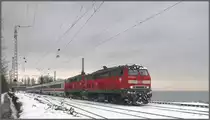 218 487-7 und 218 495-0 verlassen Lindau mit IC118 nach M�nster/Westf. �ber den Bodenseedamm. Im Hintergrund ist schwach das Schweizer Ufer zu sehen. (02.12.2010)