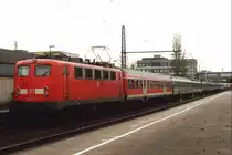 141 349-1 mit eine bunte und lange aus acht wagens bestehende RE 24042 Bremen-Nordeich Mole auf Emden Hauptbahnhof am 7-4-2001. Bild und scan: Date Jan de Vries.