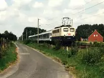 141 420-0 hat die Spitze der Steuerwagen angekuppelt (?!) und fahrt als Regionalbahn mit Regionalbahn Emden-M�nster bei Hauenhorst am 19-07-1996. Bild und scan: Date Jan de Vries.