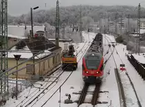 W�hrend RE 33212 Binz-Stralsund am 08.Dezember 2010 in Bergen/R�gen mit 30km/h einfuhr,wartete auf dem Nachbargleis ein Zweiwegebagger.