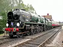 Battle of Britain  Class  Sir Archibald Sinclair  vor der Abfahrt
Uckfield Richtung Kinscote auf der Museumseisenbahn Bluebell Railway,
S�dostengland im August 2010