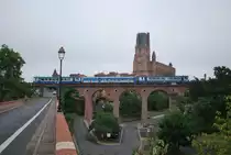 TER-Zug Carmaux-Toulouse f�hrt an der Cath�drale Sainte-C�cile (Albi) vorbei, �ber die Castelviel-Br�cke. 9. August 2009